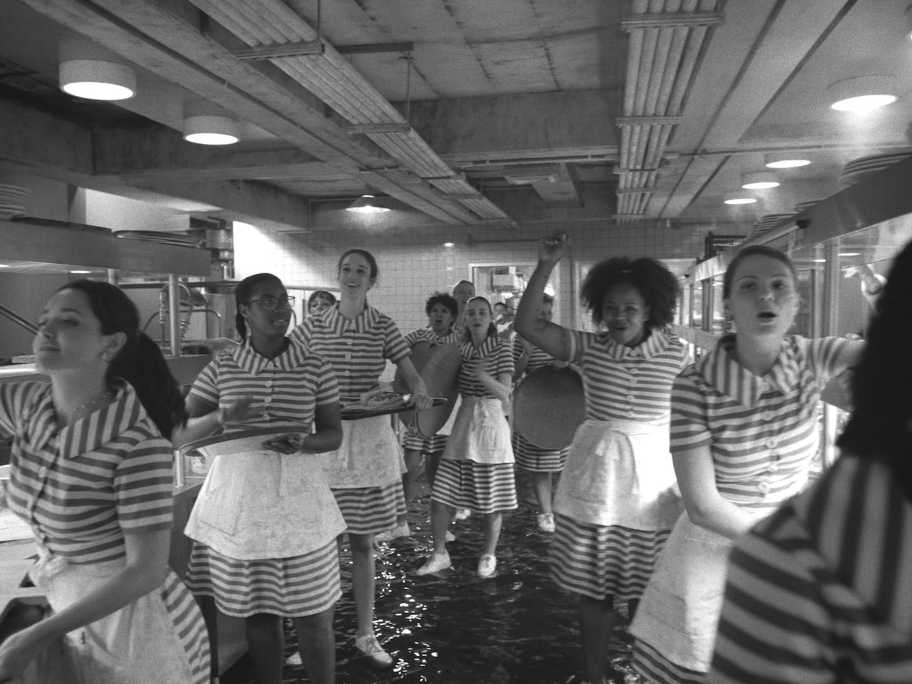 大混乱の厨房捉えた「ラ・コシーナ」新写真、ルーニー・マーラは出演を決めた理由語る