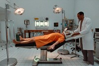 「顔を捨てた男」場面写真