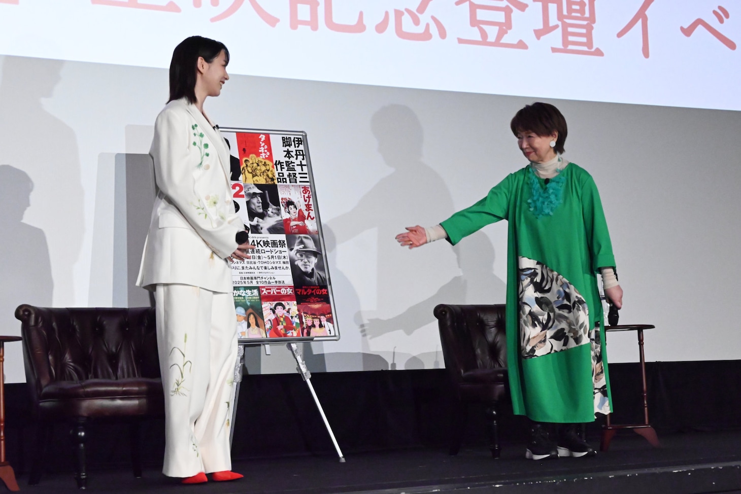 左からのん、宮本信子