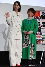 左からのん、宮本信子