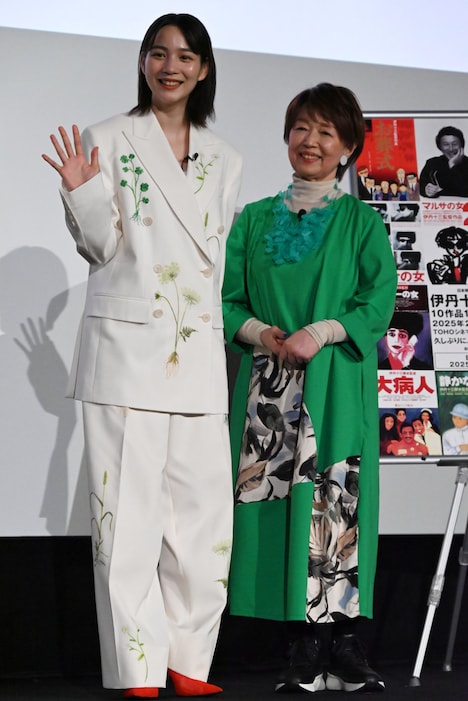 左からのん、宮本信子