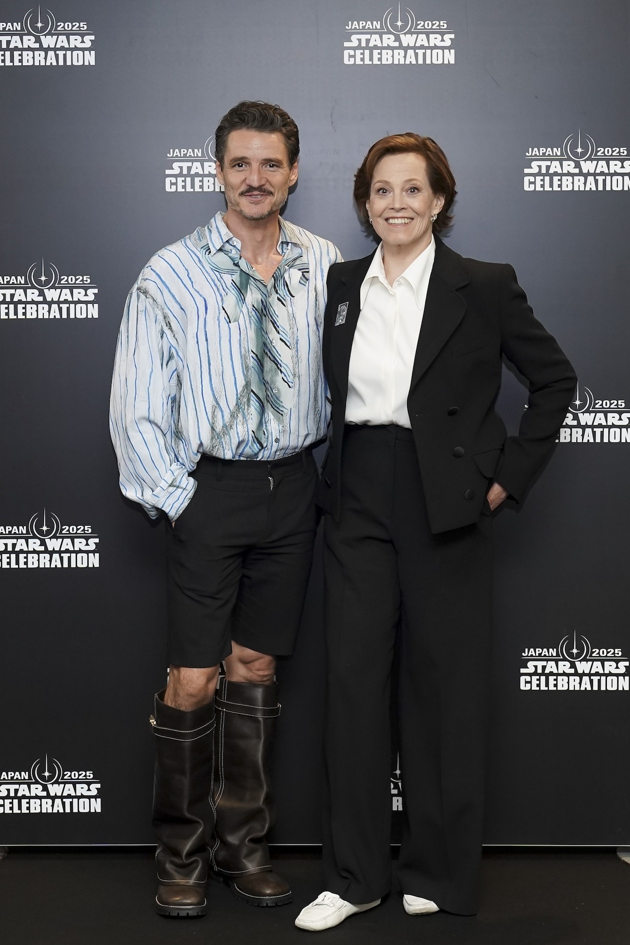 左からペドロ・パスカル、シガニー・ウィーバー
