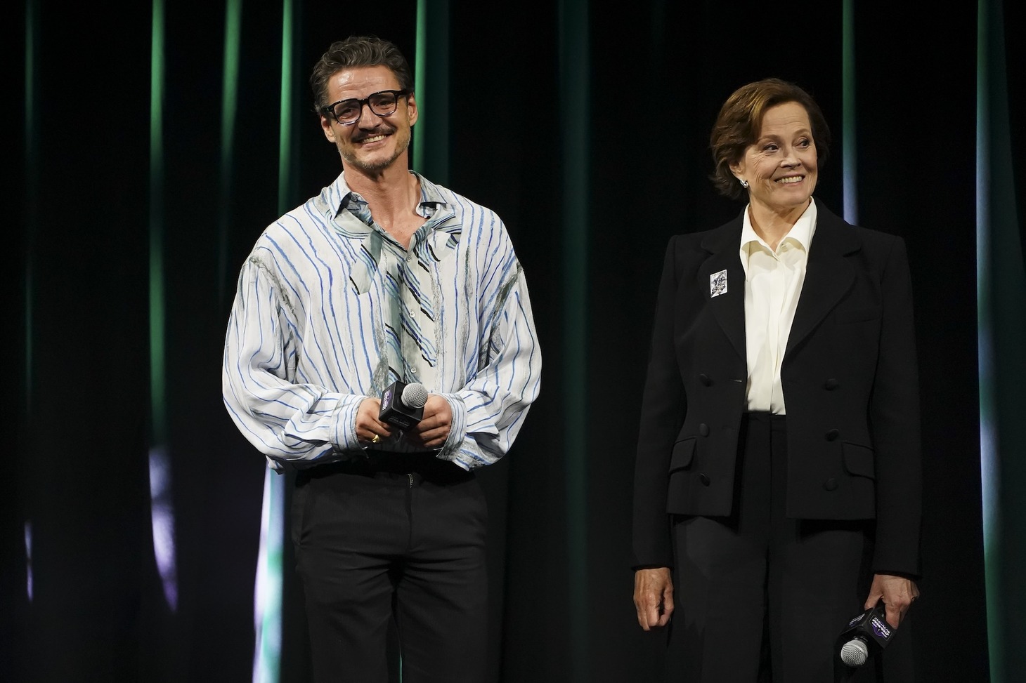 左からペドロ・パスカル、シガニー・ウィーバー