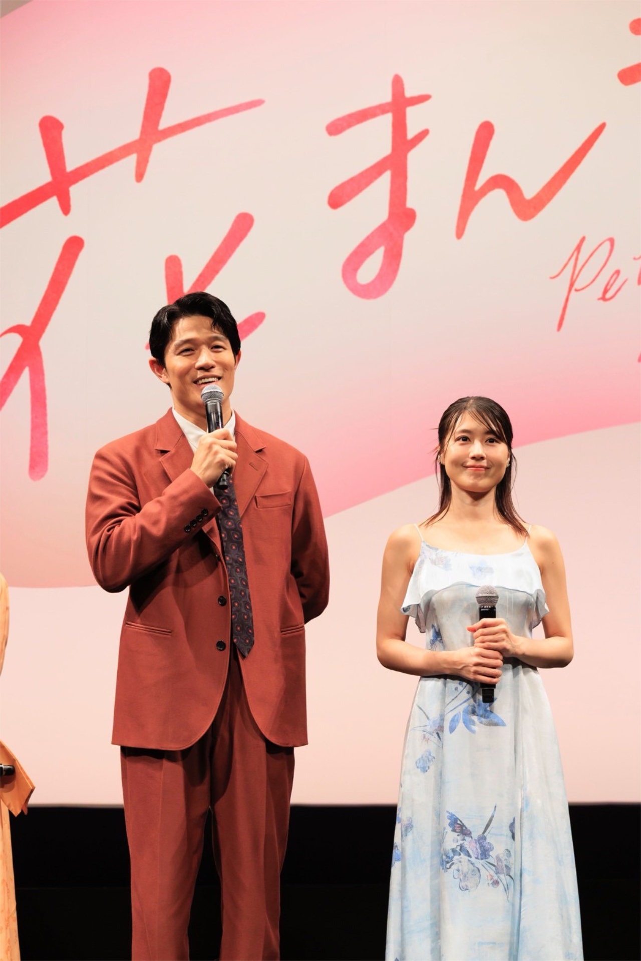 左から鈴木亮平、有村架純