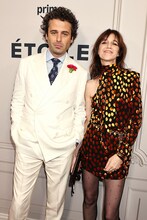 左からルーク・カービー、シャルロット・ゲンズブール