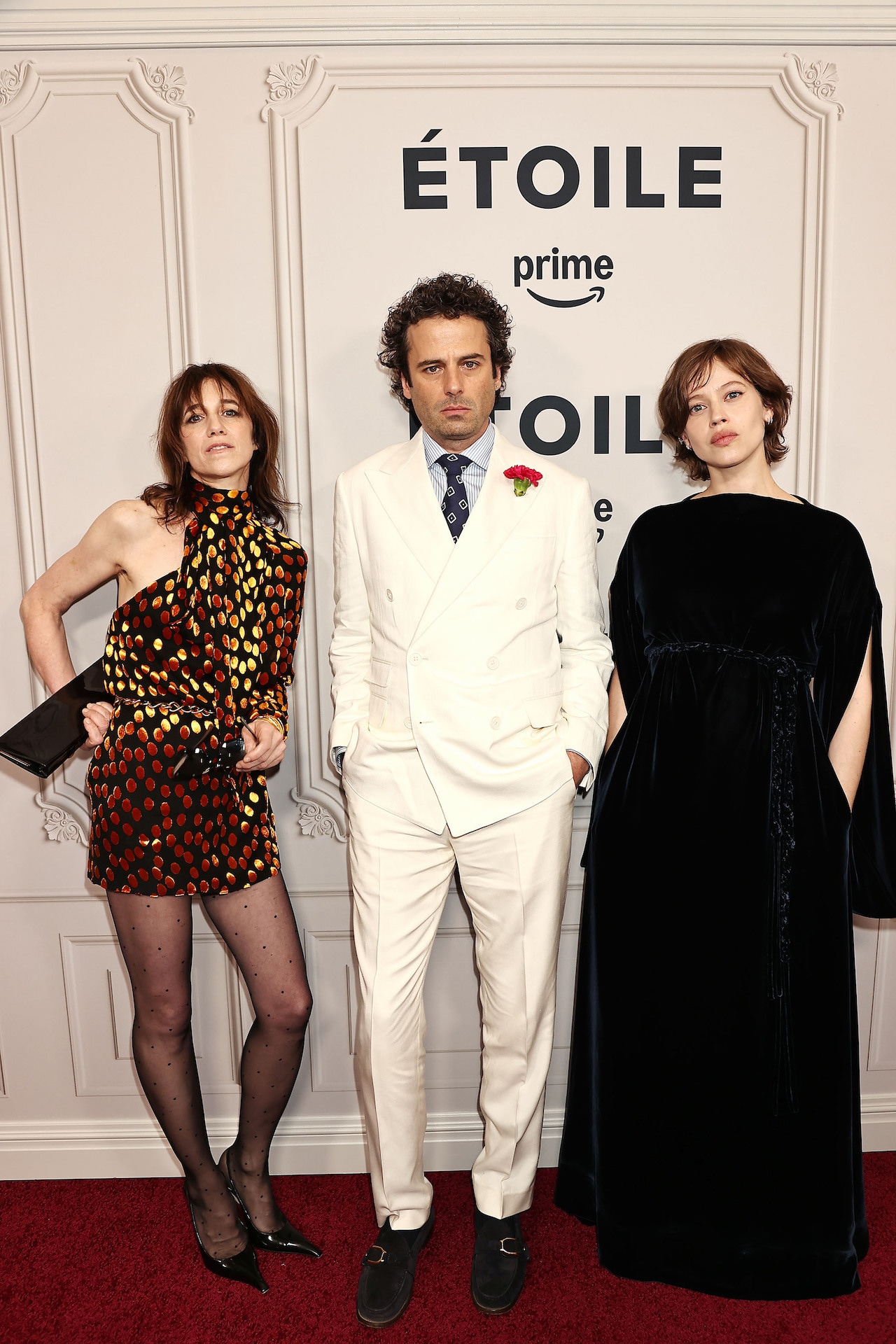 左からシャルロット・ゲンズブール、ルーク・カービー、ルー・ドゥ・ラージュ