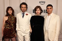 左からシャルロット・ゲンズブール、ルーク・カービー、ルー・ドゥ・ラージュ、ギデオン・グリック