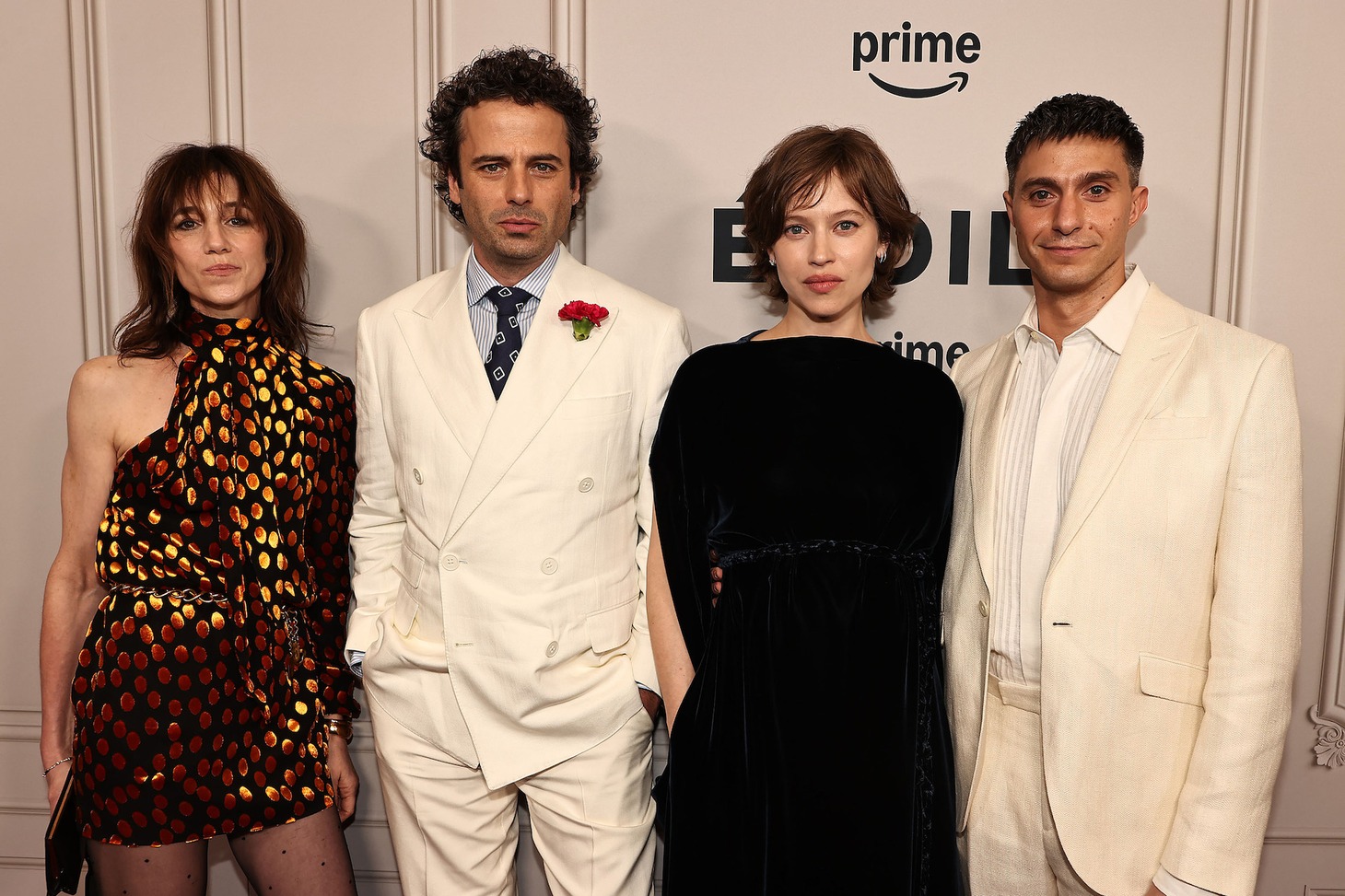 左からシャルロット・ゲンズブール、ルーク・カービー、ルー・ドゥ・ラージュ、ギデオン・グリック