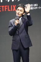 「チャンネル登録よろしくお願いします！」と呼びかける草なぎ剛