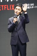 「チャンネル登録よろしくお願いします!」と呼びかける草なぎ剛