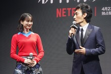 左からのん、草なぎ剛