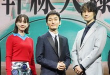 「新幹線大爆破」発車記念イベントの様子。左からのん、草なぎ剛、斎藤工