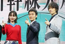 左からのん、草なぎ剛、斎藤工