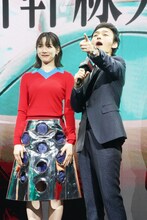 「出発進行！」とポーズを決める草なぎ剛（右）と、のん（左）