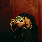 高橋一生が懺悔室でカメラをのぞく「岸辺露伴は動かない」新写真、飯豊まりえの姿も捉える