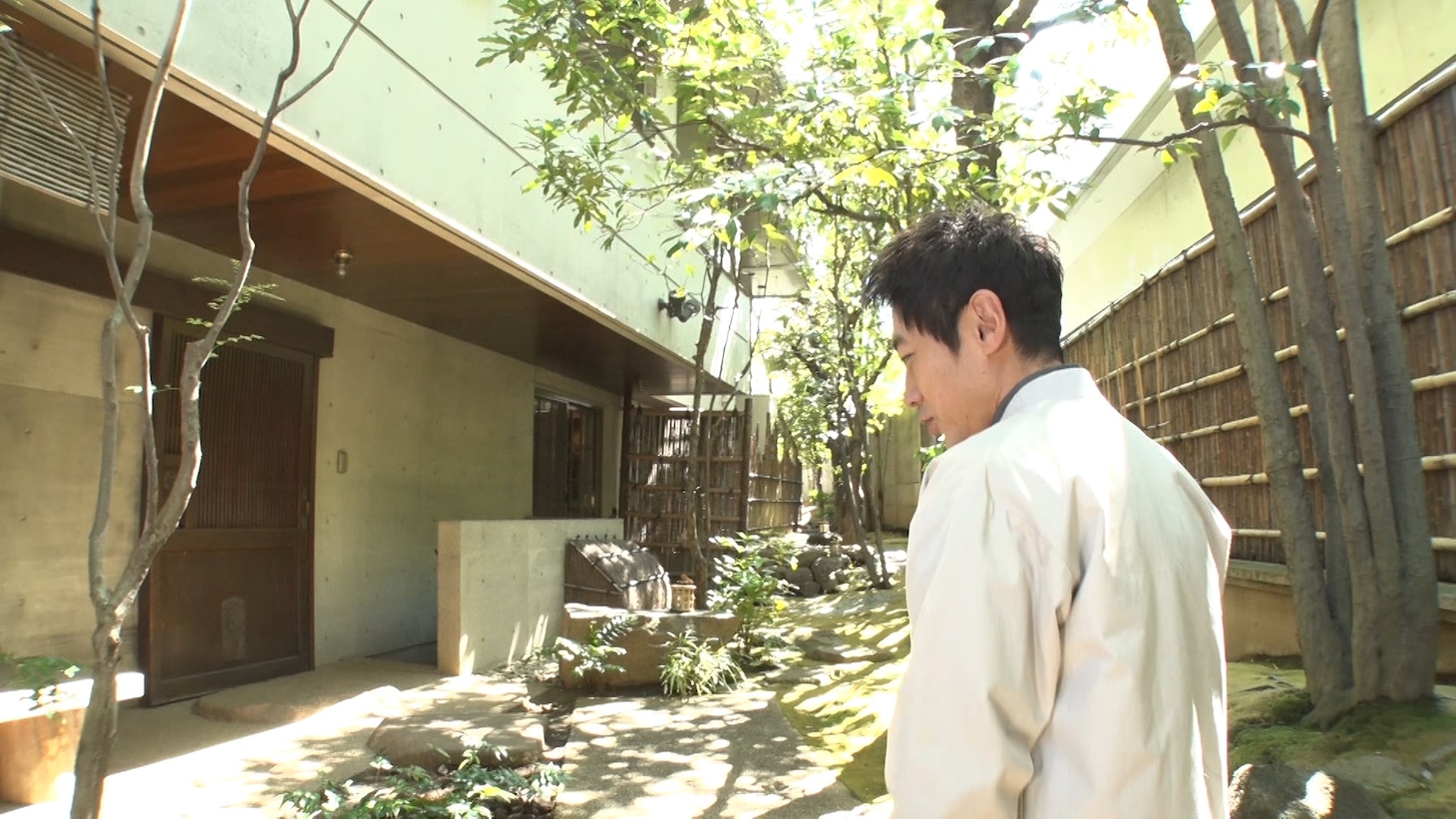 「プラチナファミリー 華麗なる一家をのぞき見」より、内田邸を訪れる小泉孝太郎