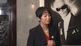 「プラチナファミリー 華麗なる一家をのぞき見」より、内田裕也の葬儀で飾った写真を前に語る内田也哉子