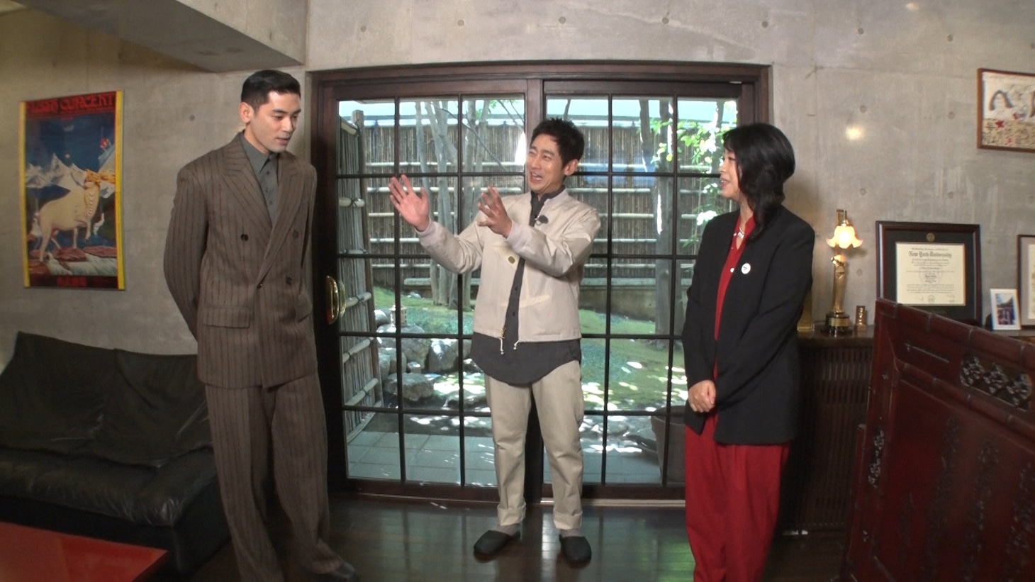 「プラチナファミリー 華麗なる一家をのぞき見」より、左からUTA、小泉孝太郎、内田也哉子