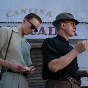ドリュー・スターキーがダニエル・クレイグの後ろにくっつく「クィア/QUEER」新写真