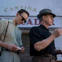 ドリュー・スターキーがダニエル・クレイグの後ろにくっつく「クィア/QUEER」新写真