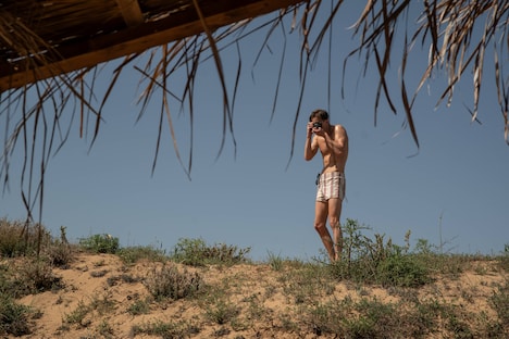 「クィア／QUEER」新場面写真 ©︎Yannis Drakoulidis