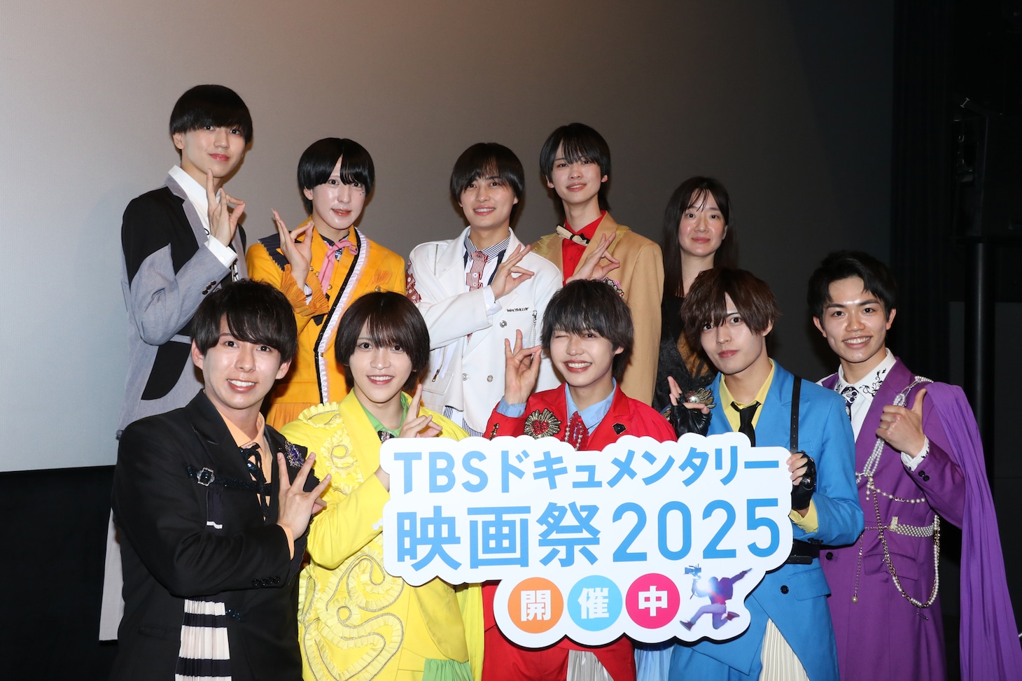 「カラフルダイヤモンド ～君と僕のドリーム2～」の舞台挨拶に参加したカラフルダイヤモンドと、監督の津村有紀（上段右端） ©︎TBS