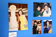 「中山美穂 お別れの会」の写真展示。