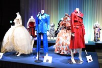 「中山美穂 お別れの会」の衣装展示。