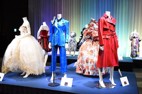 「中山美穂 お別れの会」の衣装展示。