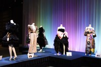 「中山美穂 お別れの会」の衣装展示