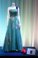 「中山美穂 お別れの会」に展示されたコンサート衣装。