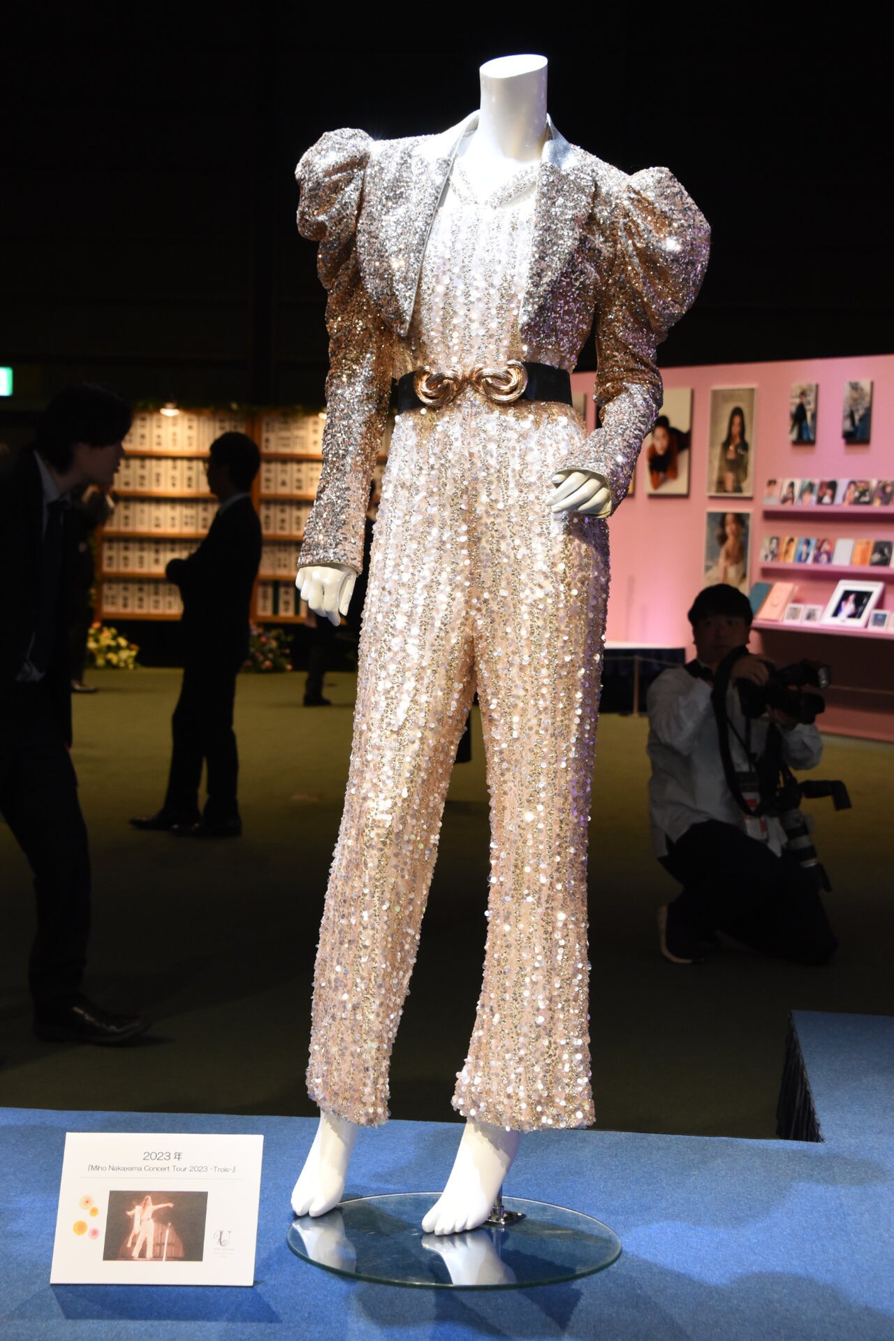 中山美穂 お別れの会」に展示されたコンサート衣装。 - 中山美穂お別れ