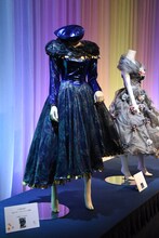 「中山美穂 お別れの会」に展示された「ザ・ベストテン」出演時の衣装