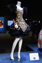 「中山美穂 お別れの会」に展示された「第40回紅白歌合戦」出演時の衣装