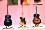 「中山美穂 お別れの会」に展示された愛用ギター。