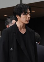 人気画像2位は「中山美穂お別れの会に多くの著名人が参列、アイドル時代の先輩・小泉今日子『ありがとう、かわいい妹』」より、キム・ジェウク。