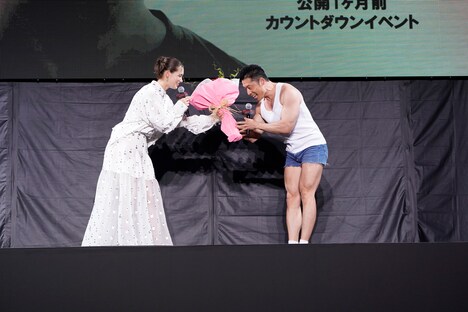 左からトラウデン直美、なかやまきんに君