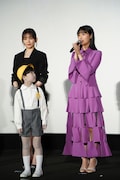 ツトムくん(左下)が見えていないふりをしながら挨拶する原菜乃華(右)