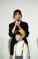 久間田琳加（奥）とツトムくん（手前）