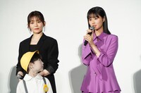 ツトムくん（左下）に凝視されながら挨拶する原菜乃華（右）