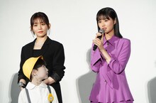 ツトムくん（左下）に凝視されながら挨拶する原菜乃華（右）