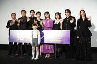 映画「見える子ちゃん」完成披露試写会の様子。左から中村義洋、滝藤賢一、京本大我、久間田琳加、原菜乃華、なえなの、山下幸輝、堀田茜。手前はゲスト陣と一緒に登壇したツトムくん