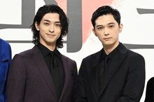 映画「国宝」完成報告会に出席した横浜流星（左）、吉沢亮（右）