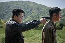 韓国映画「脱走」場面写真。左からク・ギョファン演じるヒョンサン、イ・ジェフン演じるギュナム