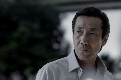 「金子差入店」より、岸谷五朗演じる横川哲