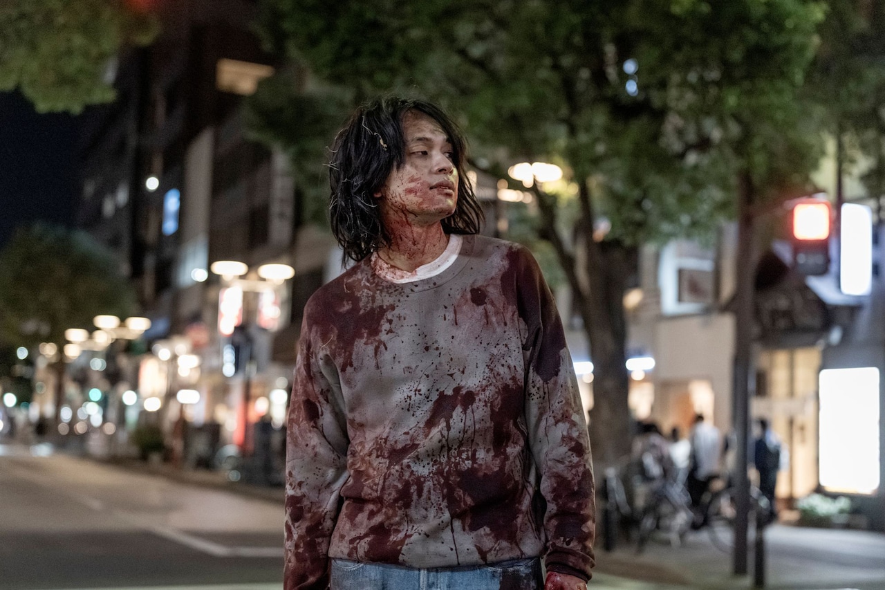 血まみれの北村匠海が交差点でうつろな目…殺人犯を演じた「金子差入店」新写真