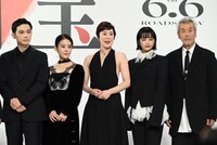 左から吉沢亮、高畑充希、寺島しのぶ、見上愛、田中泯