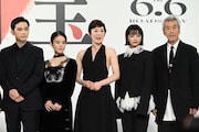左から吉沢亮、高畑充希、寺島しのぶ、見上愛、田中泯