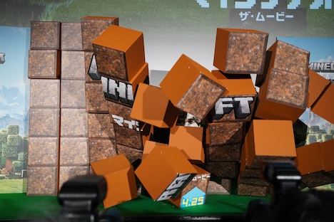 壇上に設置されたブロックが崩れていく