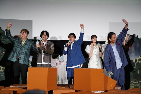 壇上のブロックを崩して登場したキャスト陣